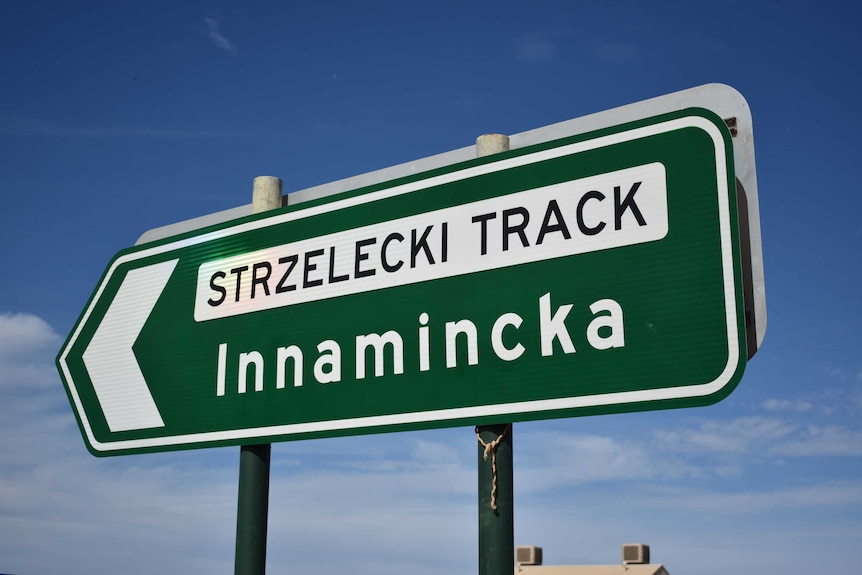 A green sign with the words 'Strzelecki Track' on it