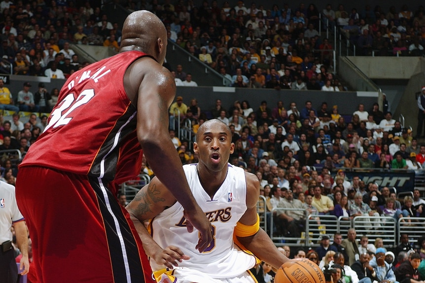 Kobe Bryant tries to pass Shaq O'Neal