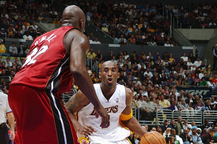 Kobe Bryant intenta superar a Shaq O'Neal