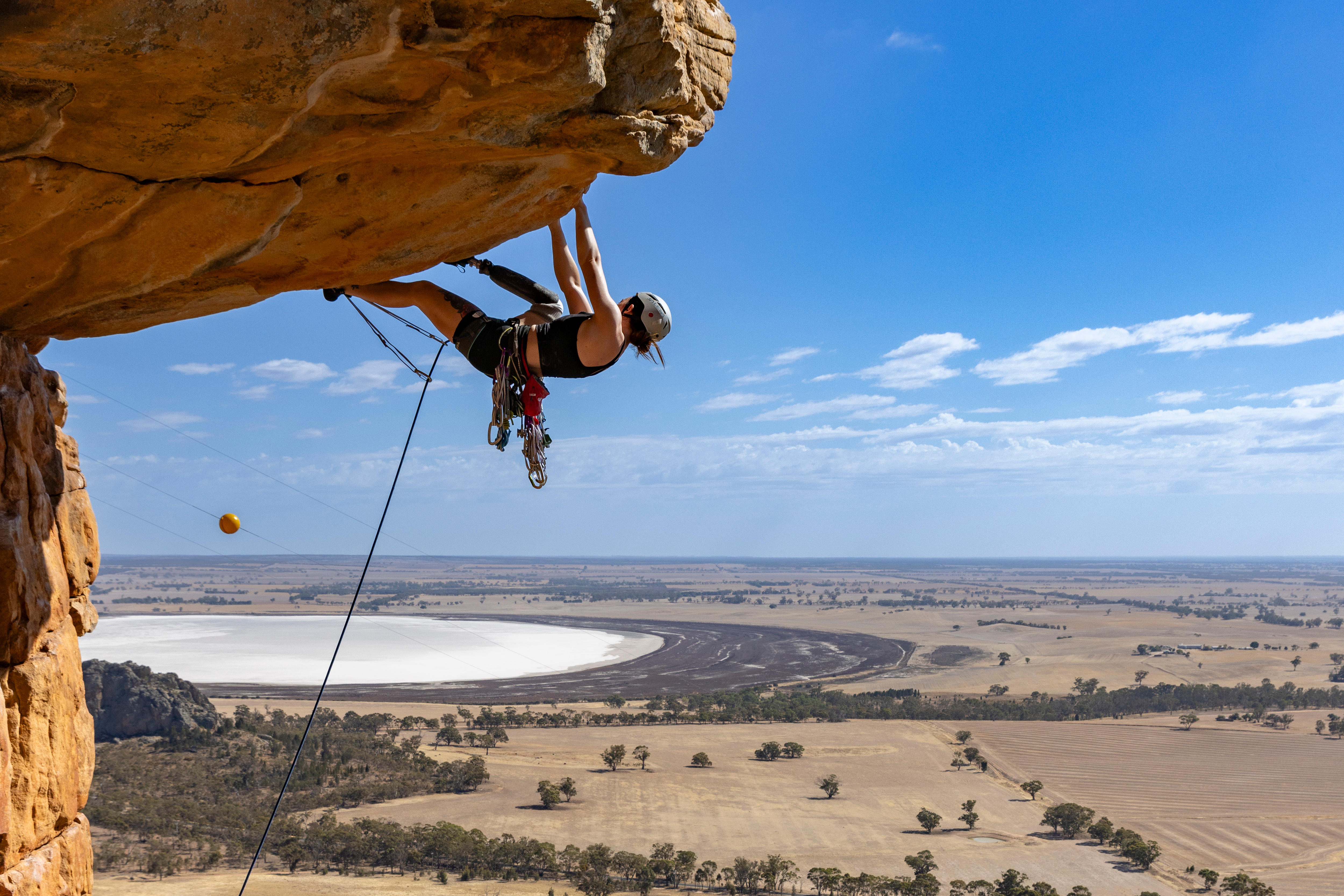 Sarah Larcombe pendurada em um telhado na rota Kachoong no Monte Arapiles.