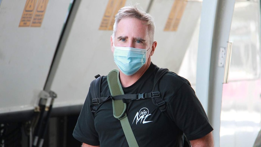 Mike Smith in a face mask at Sydney Airport.