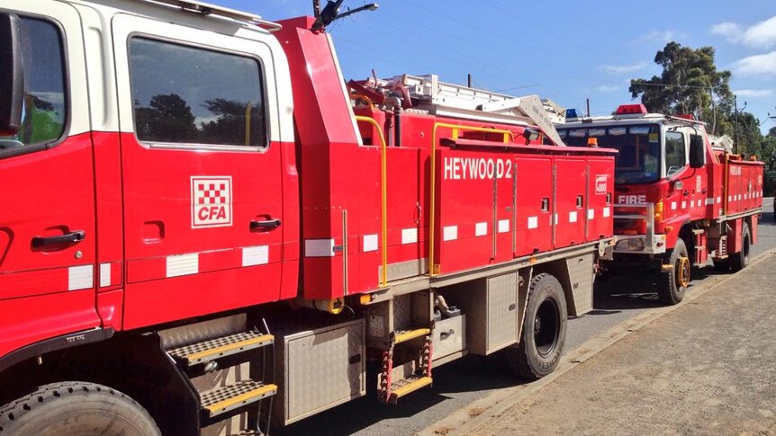 Fire crews from Victoria arrive in Adelaide Hills