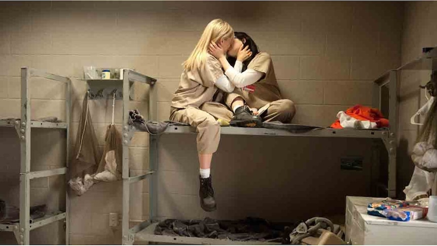 orange is the new black's piper and alex kiss in bunks