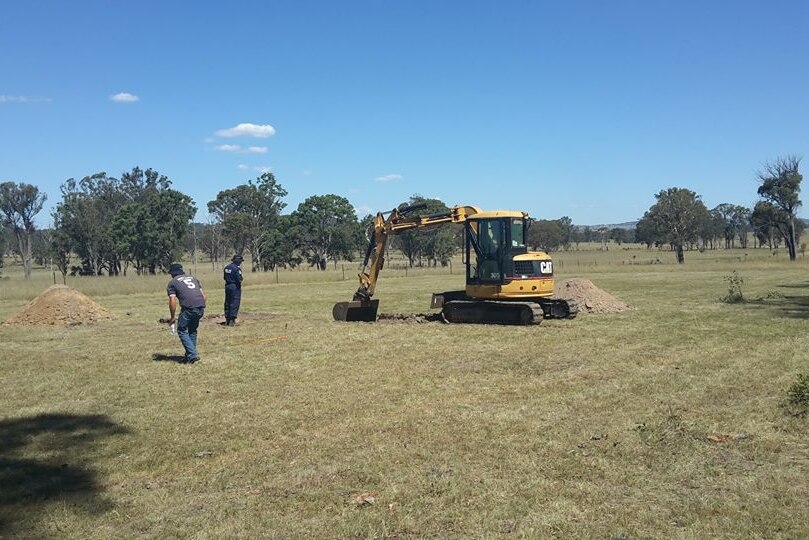 NSW police use an excavator to dig up a paddock near Armidale in the search for a man who disappeared for than two decade ago