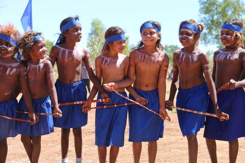 Gurindji children prepare to dance