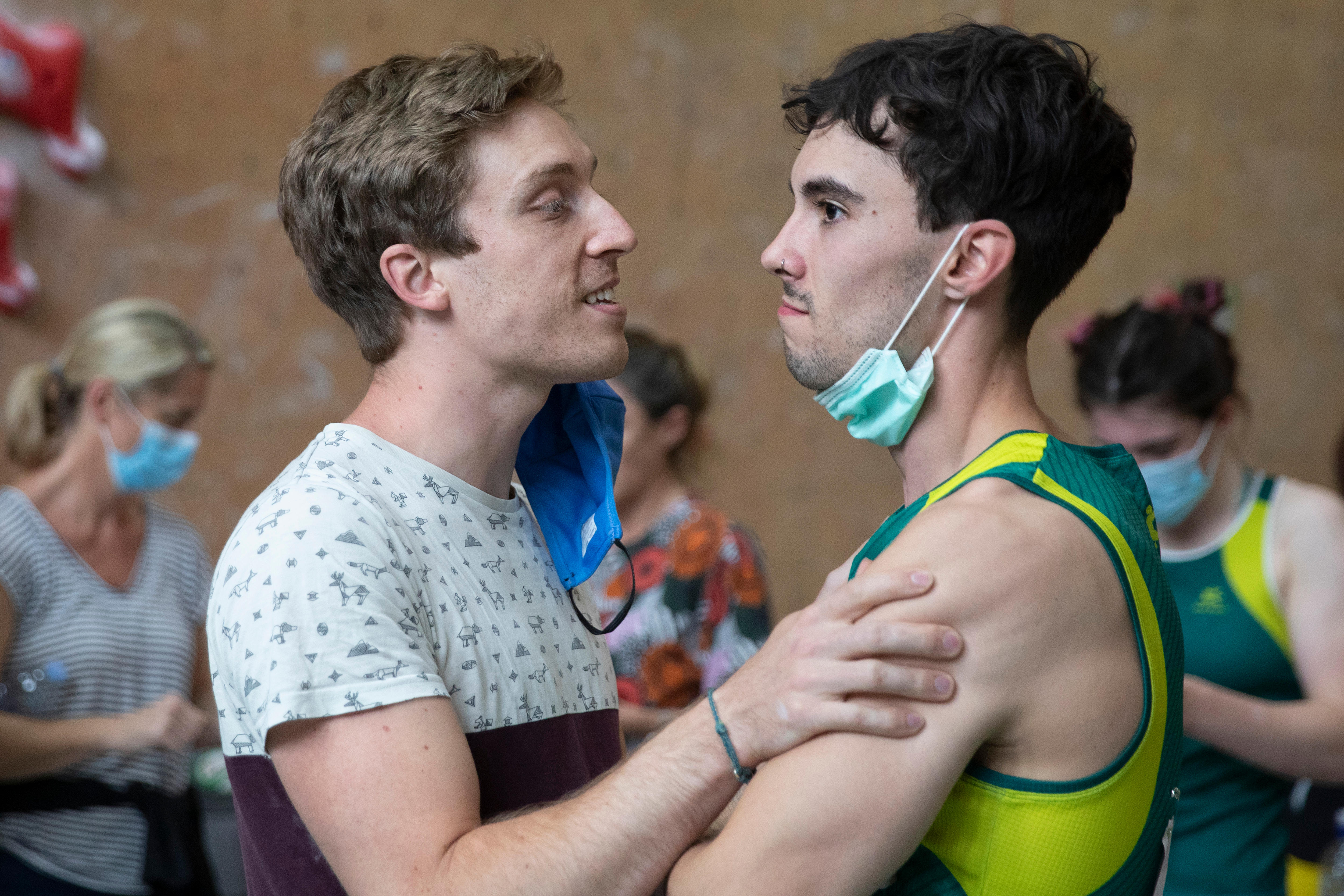 Dos jóvenes se enfrentan en una competición de clasificación de escalada deportiva olímpica. 