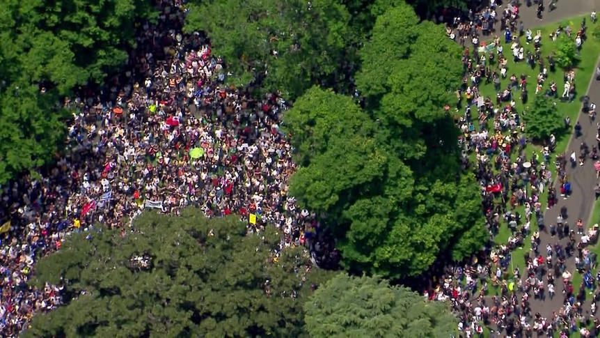 Melbourne protesters rally against COVID-19 lockdowns