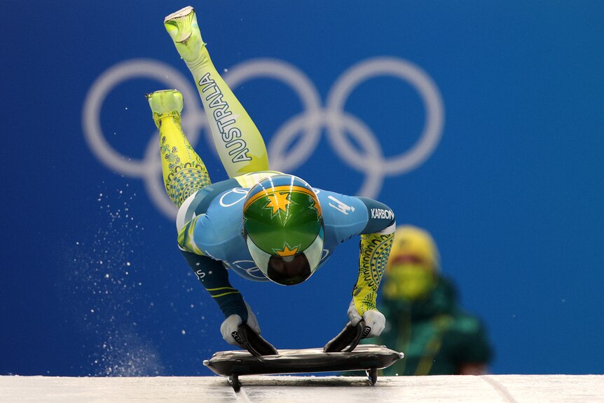 Jaclyn Narracott de l'équipe d'Australie glisse pendant les éliminatoires du squelette féminin aux Jeux olympiques de Pékin