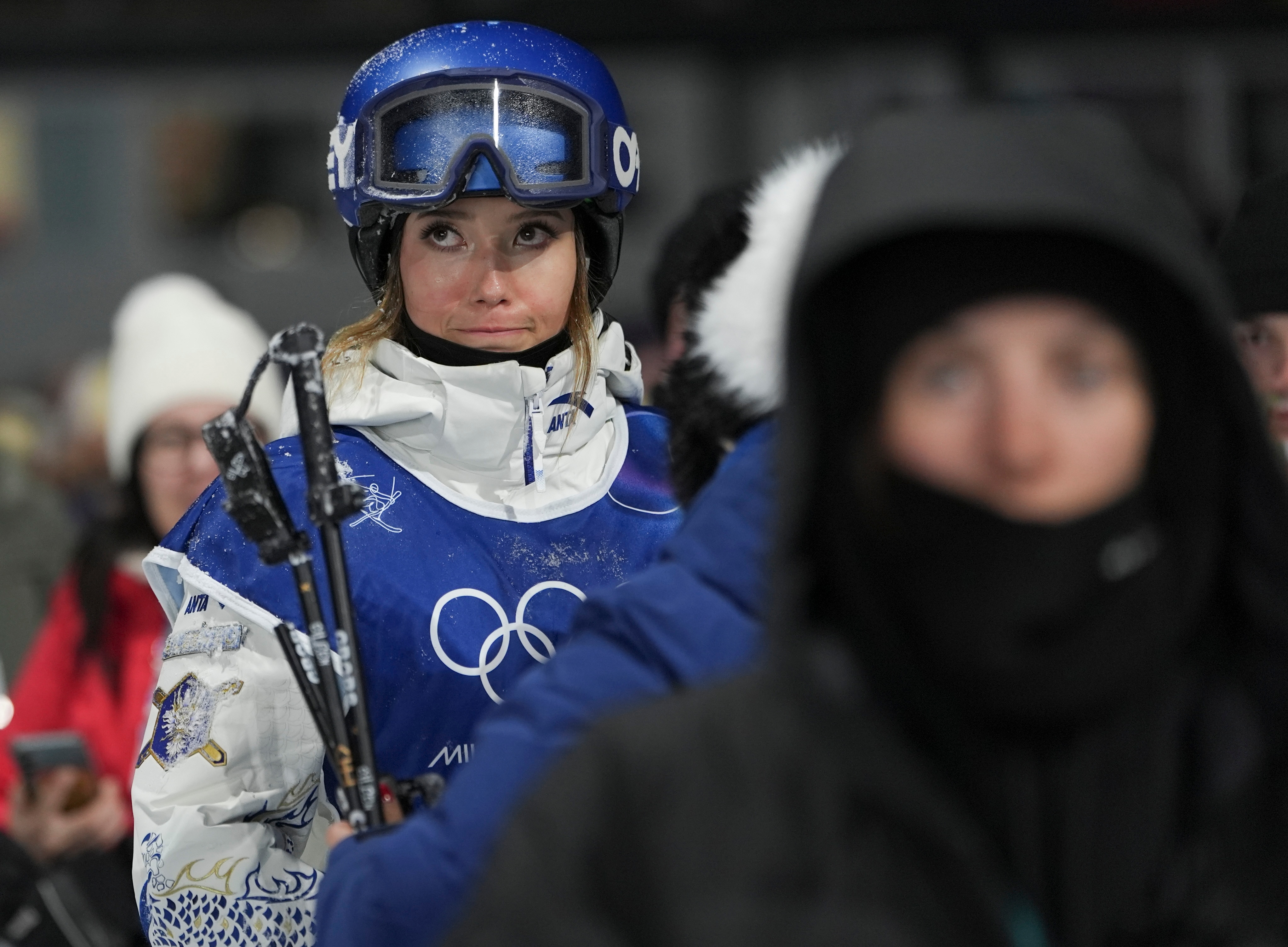 Eileen Gu, da China, parece descontente durante a grande qualificação de freeski aéreo.