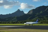 Samolot na pasie startowym lotniska Rarotonga na Wyspach Cooka