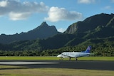 库克群岛拉罗汤加机场跑道上的一架飞机