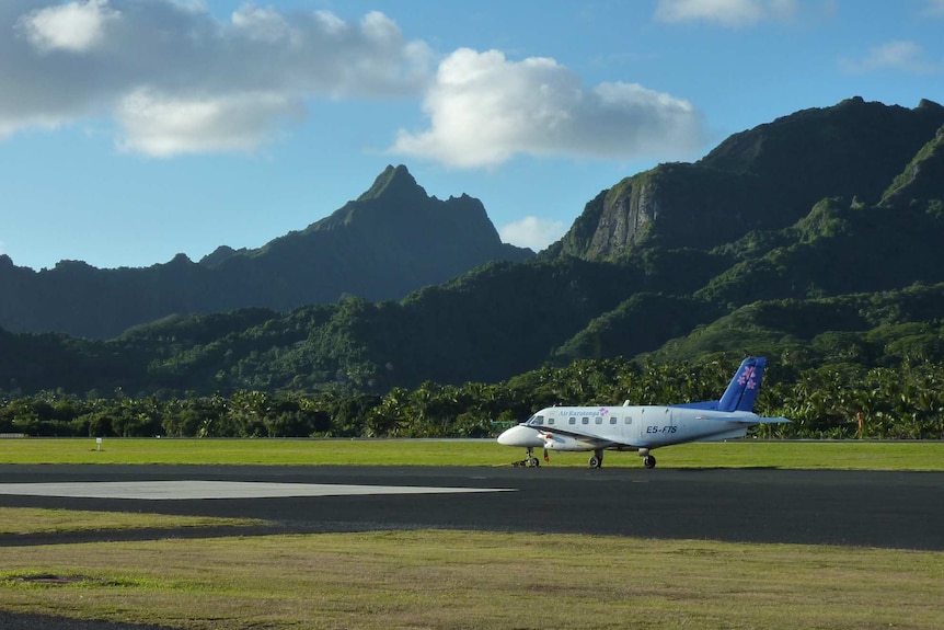 Un avión en la pista del aeropuerto de Rarotonga en las Islas Cook