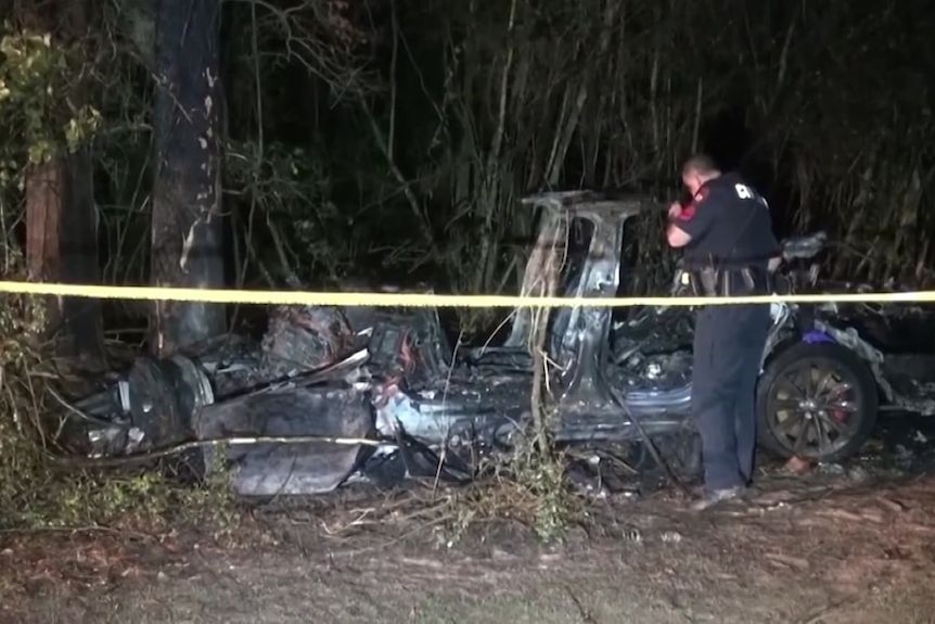 Las autoridades estadounidenses responden a la escena en la que Tesla Model S se estrelló contra un árbol y estalló en llamas