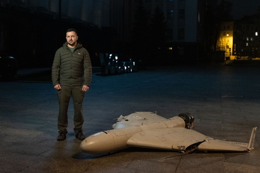 Volodymyr Zelenskyy se tient près d'un drone kamikaze Shahed de fabrication iranienne à Kyiv