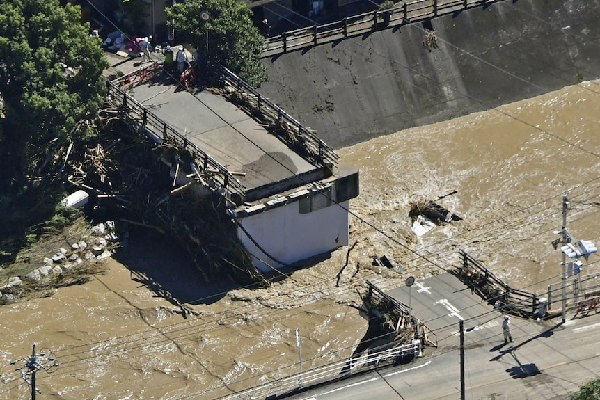 Поврежденный мост во время тайфуна в Японии