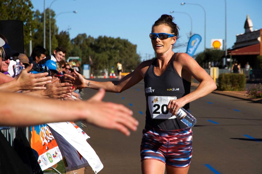 Eloise Wellings has taken out first place in the elite female running race of the Golden Gift in the WA town of Leonora.