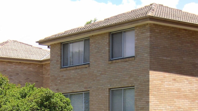 Unit complex in Canberra with 'for lease' sign.
