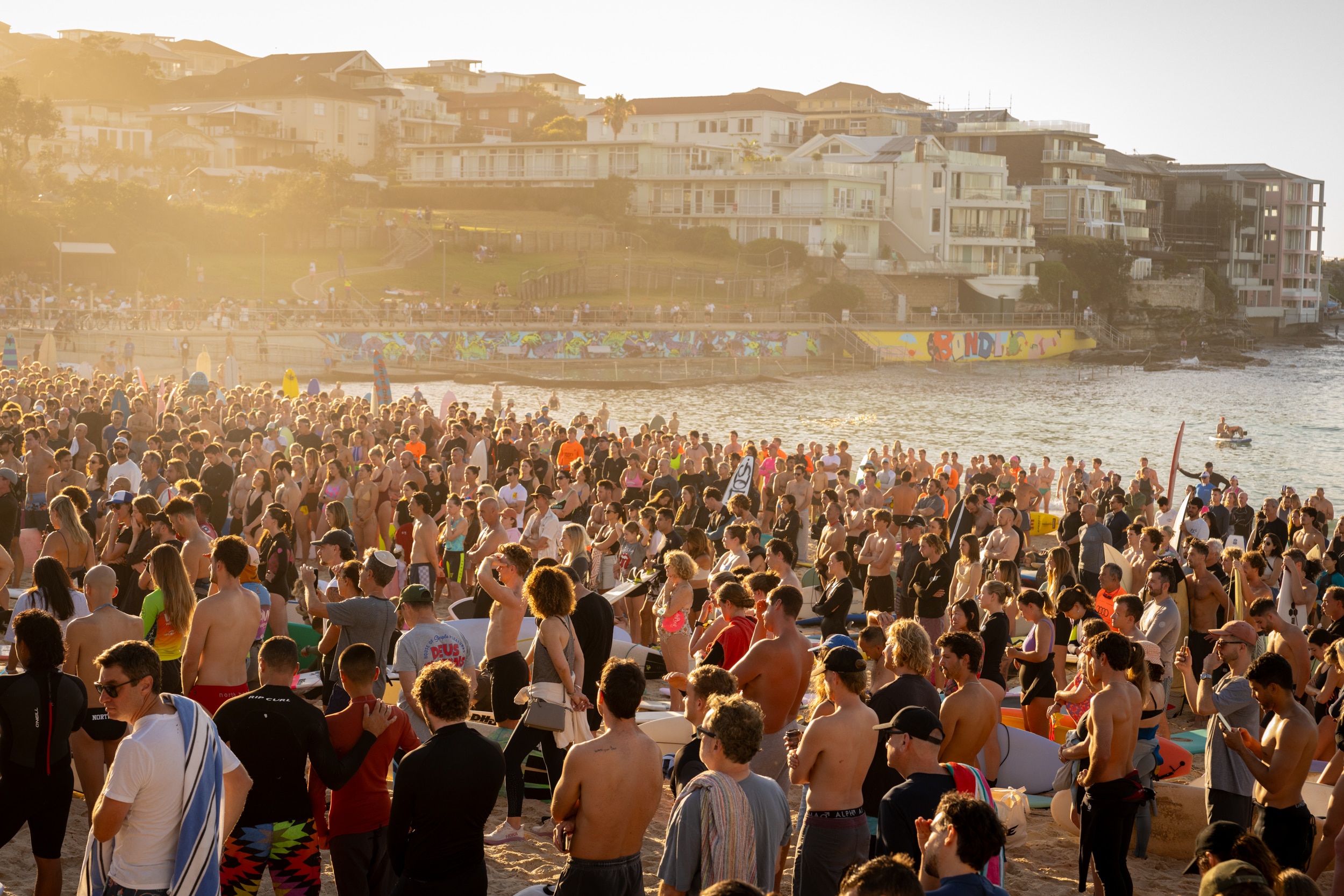 Cientos de personas esperan en Bondi Beach para remar