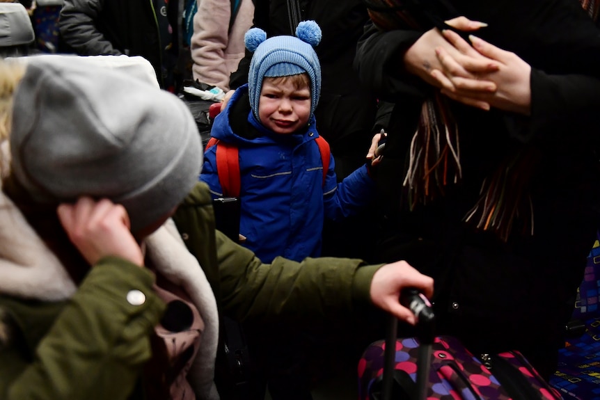 一名与其他逃离乌克兰的儿童一起抵达匈牙利布达佩斯后下火车