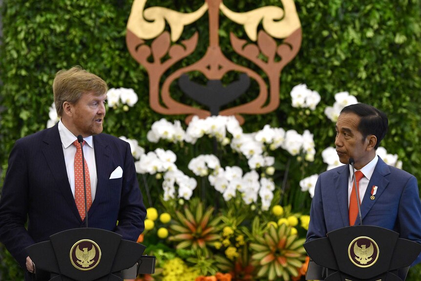 The Netherland's King Willem-Alexander and Indonesia's President Joko Widodo talk to the media.