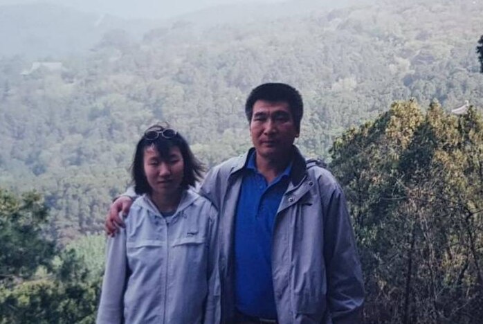 2001年，孙立勇49岁生日和女儿在北京香山