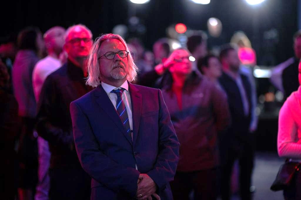 Un hombre se encuentra en una habitación oscura.