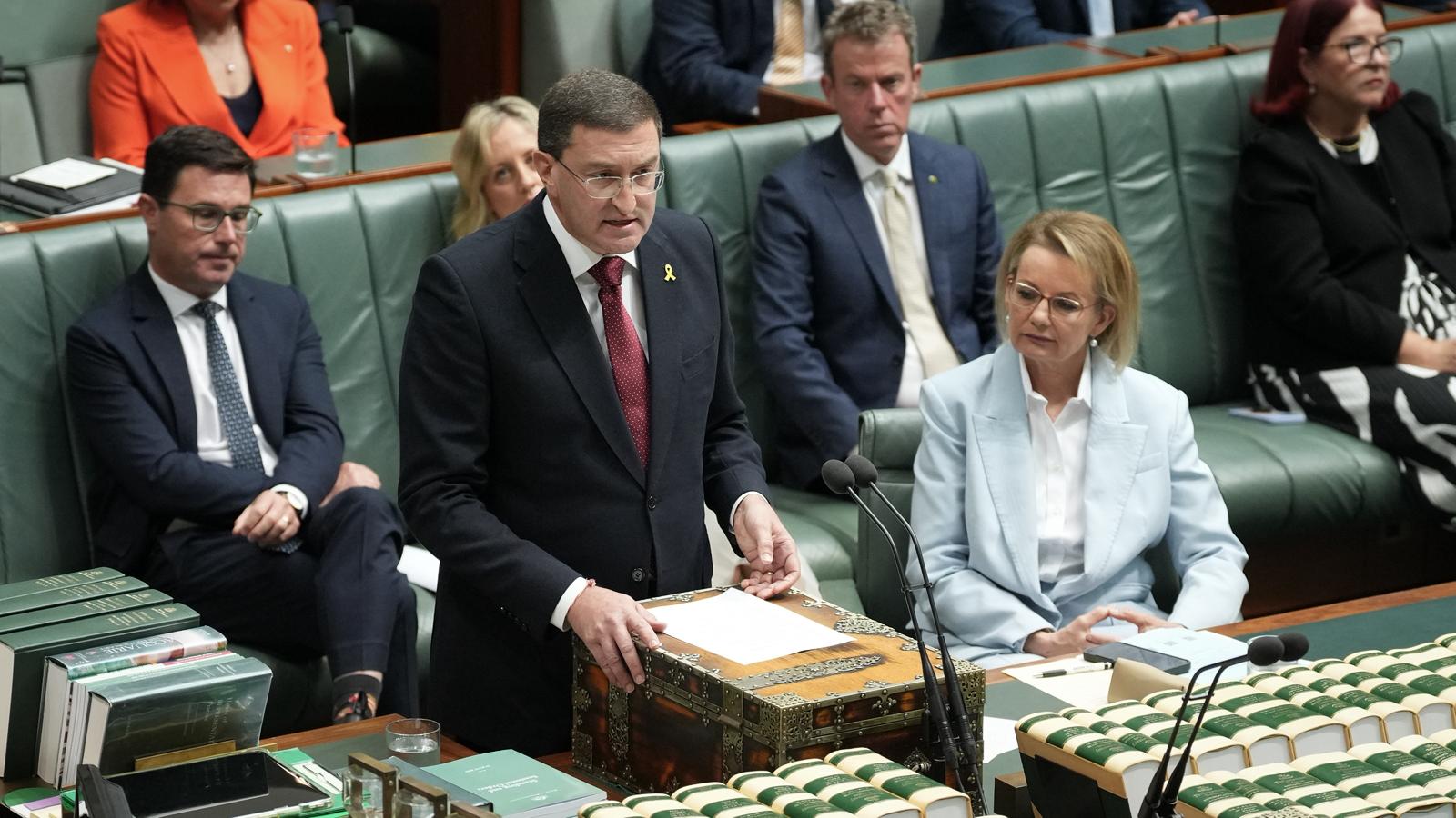 Julian Leeser habla en la Cámara de Representantes. 