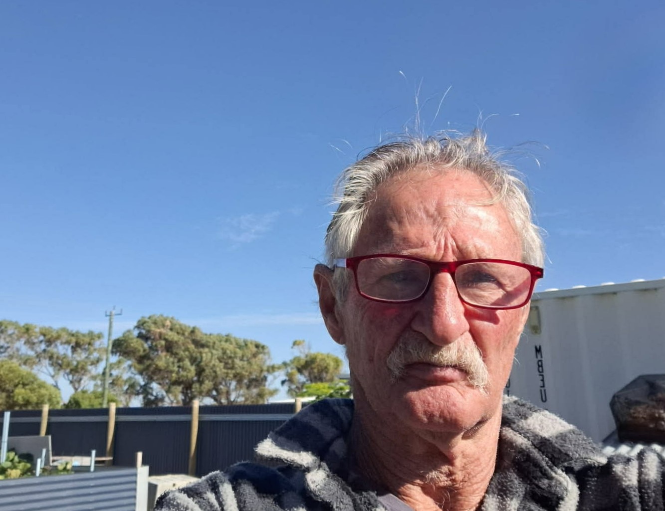 'If I was dying I'd be dead': Calls for better backups as 000 calls fail