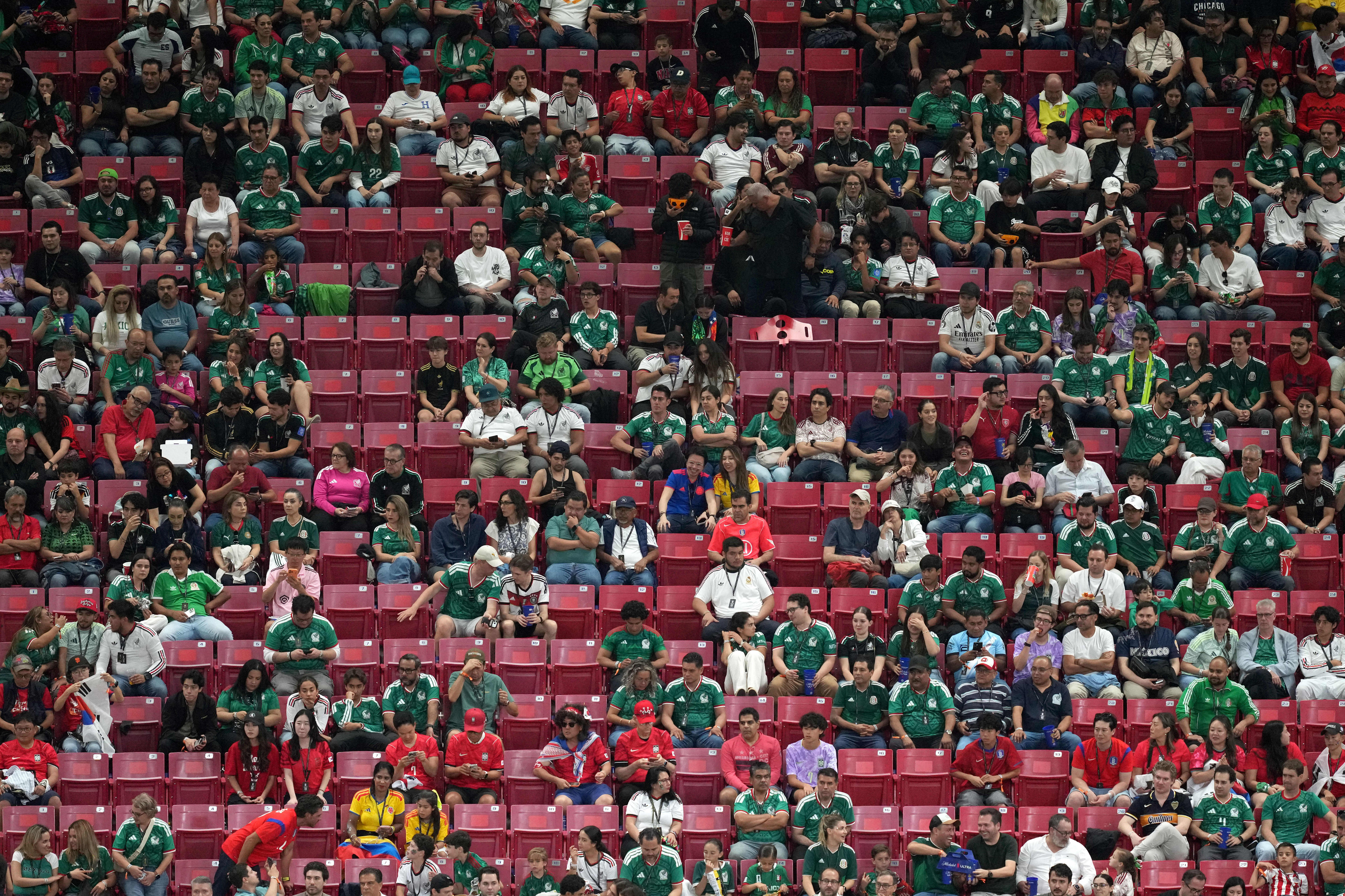 スタジアムの観衆全体に空席が点在している