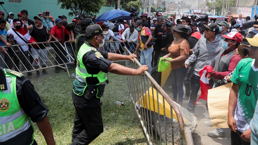 Le Pérou déclare l’état d’urgence alors que des manifestations et des bouleversements politiques suivent l’éviction du président Castillo