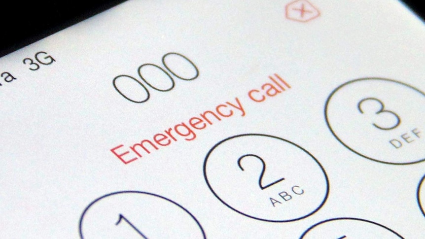 National triple-0 outage leads to 'complete chaos', Victorian Ambulance Union says
