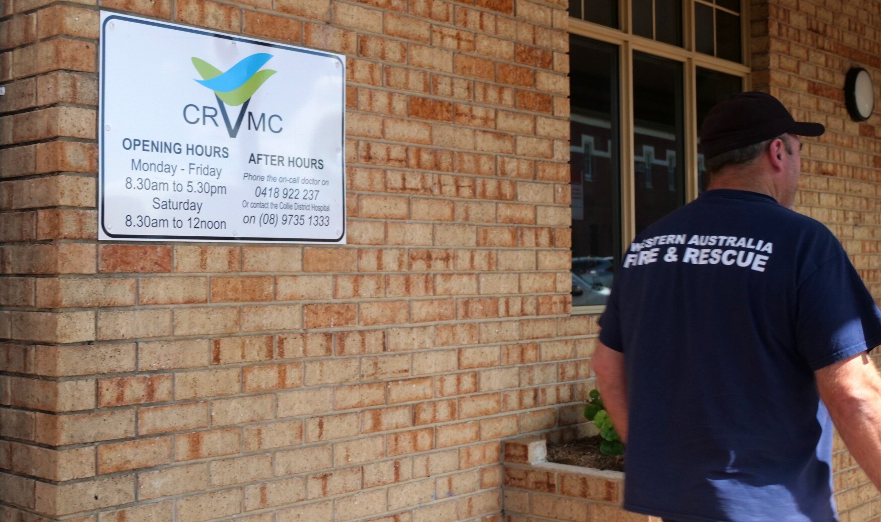 Un bombero sale de un centro médico.