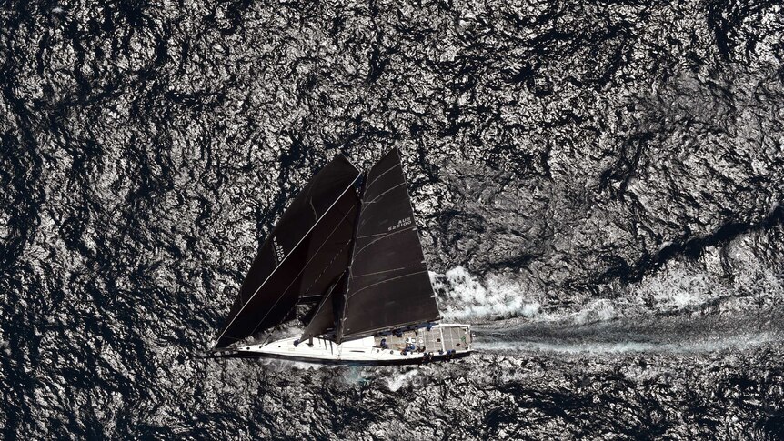 Super maxi Black Jack at sea