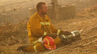 A Country Fire Authority volunteer takes a break on Black Saturday. (AFP: William West)