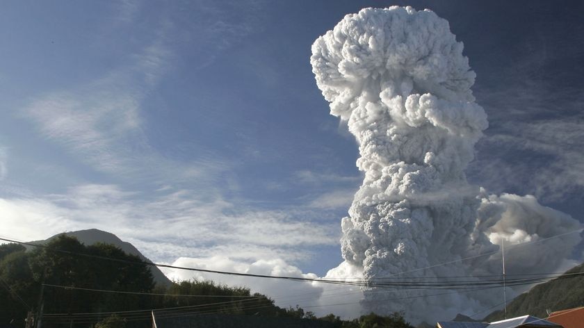 A huge cloud of ash spews from Chaiten volcano