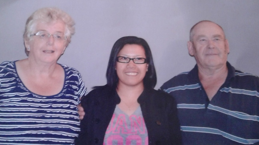Reni Setianingrum bersama orang tua yang mensponsorinya, Lyn dan Norman Hewitt.