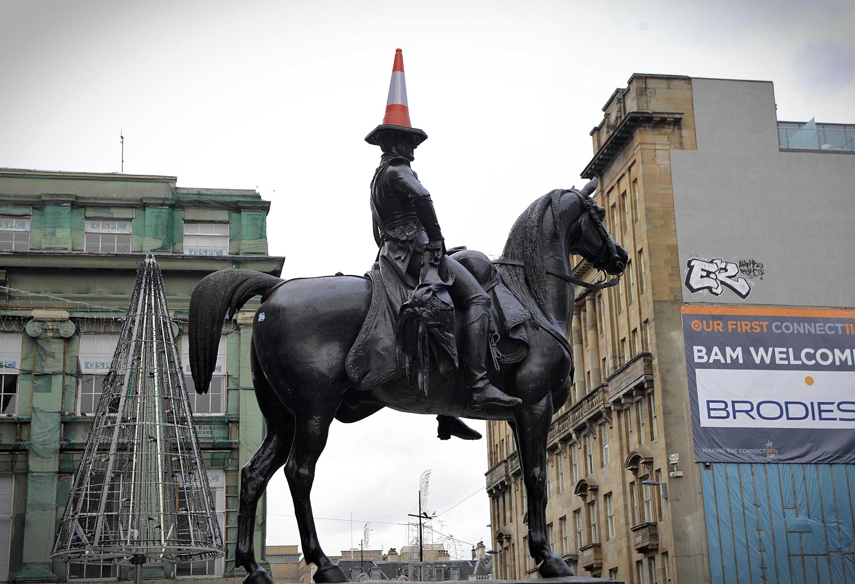 Glasgow Duke of Wellington statue to keep trafficcone hat as residents