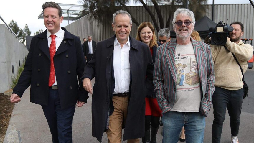 Opposition leader Bill Shorten (C) flanked by Labor candidate for Clark, Ben McGregor (L), and MONA owner David Walsh (R).