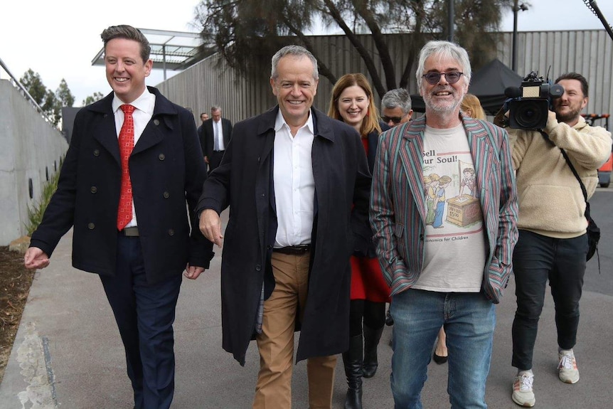 Opposition leader Bill Shorten (C) flanked by Labor candidate for Clark, Ben McGregor (L), and MONA owner David Walsh (R).