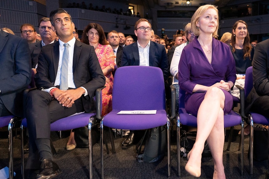 Liz Truss w fioletowej sukience siedząca obok Rishi Sunak