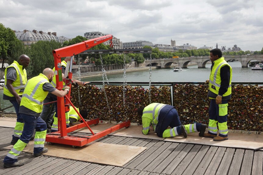 'Love locks' being removed in Paris