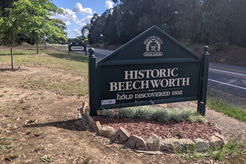 A welcome sign on the side of the road saying Historic Beechworth 