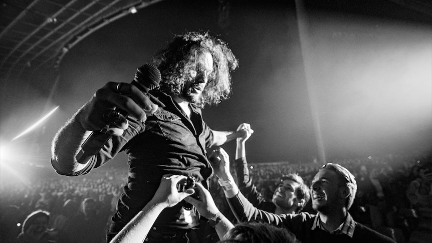 Gang of Youths frontman Dave Le'aupepe hoisted up by the front row at the Down To Earth bushfire and climate relief charity conc