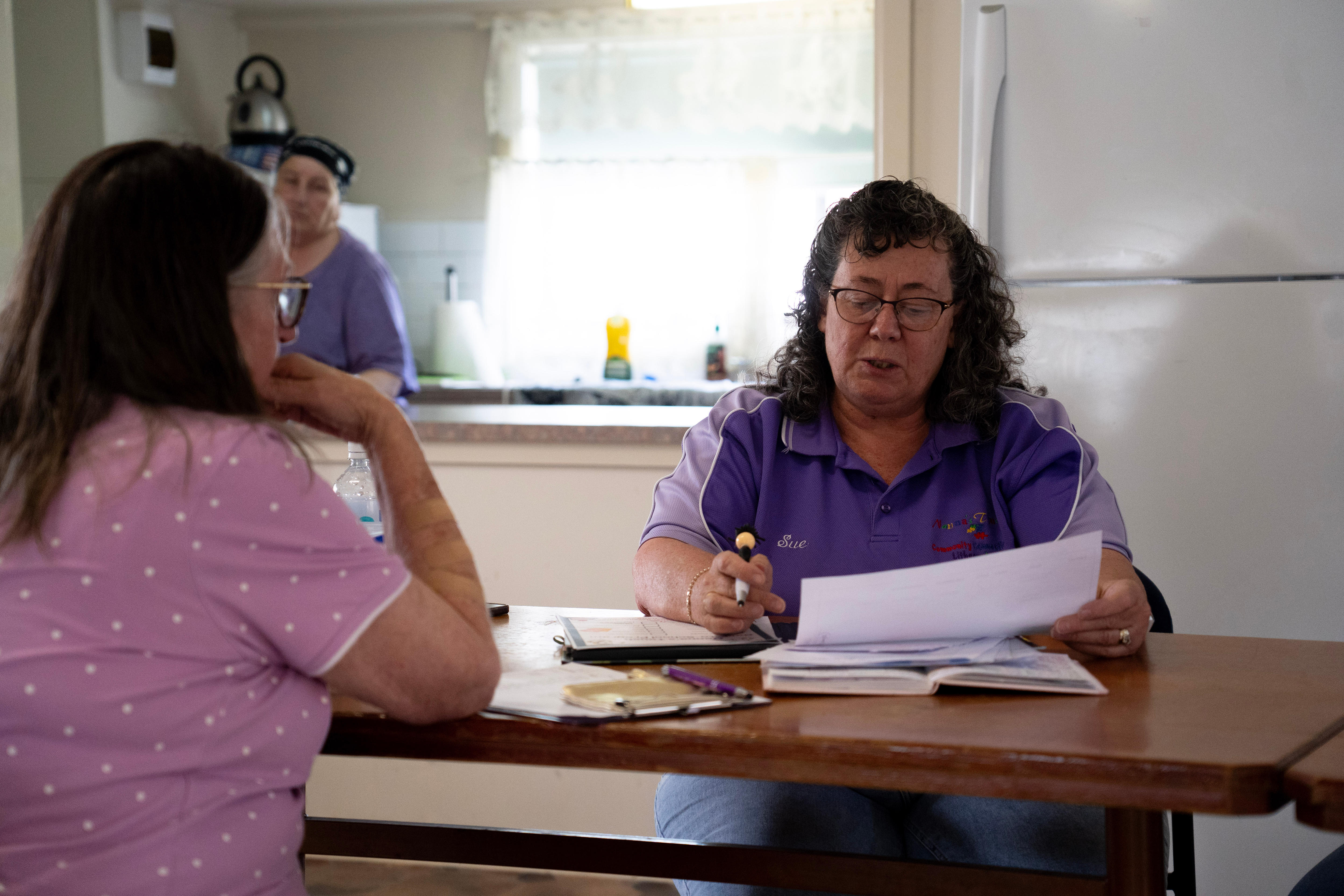 Mulheres sentadas ao redor de uma mesa