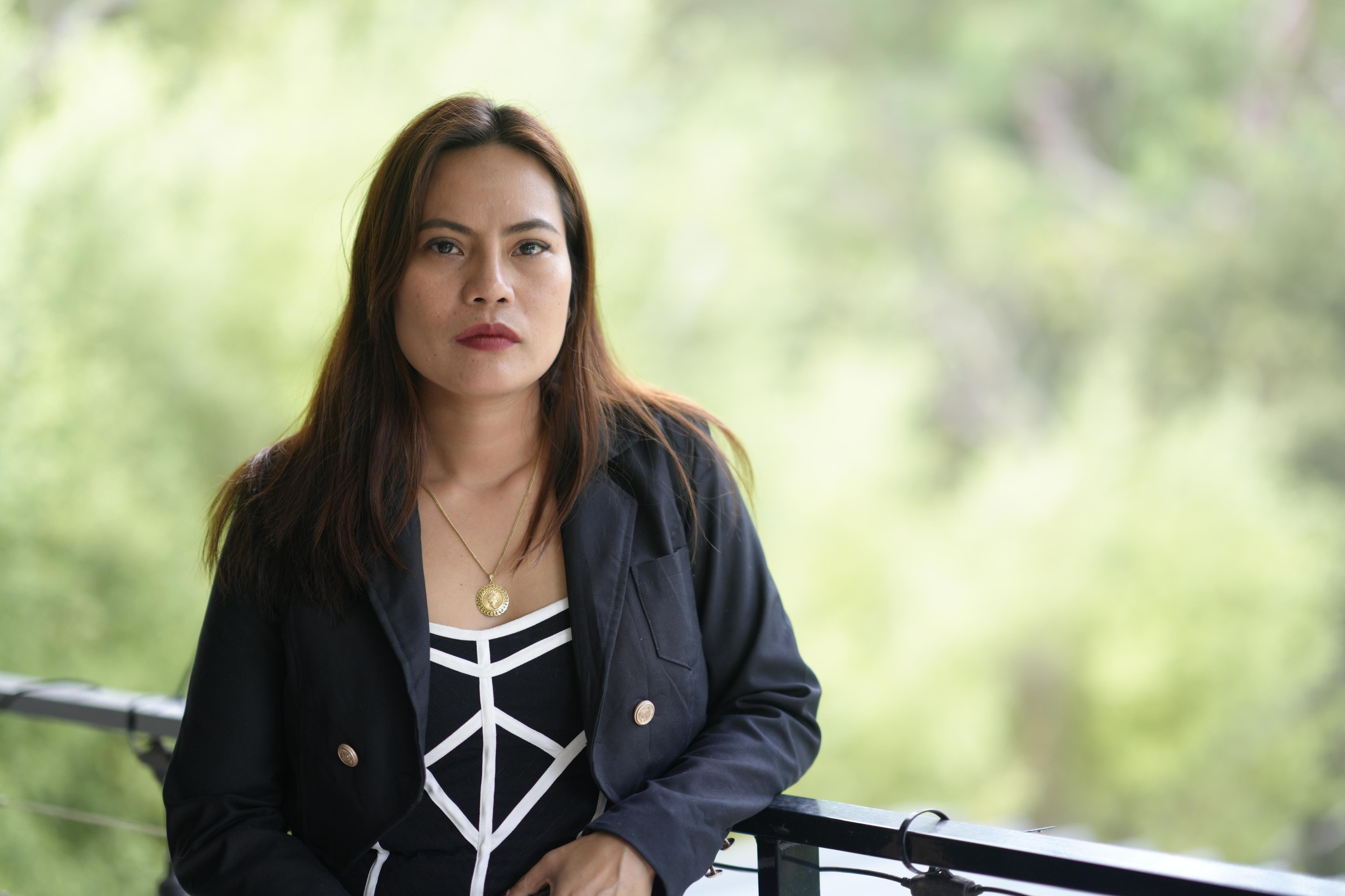 Una mujer de pelo largo.