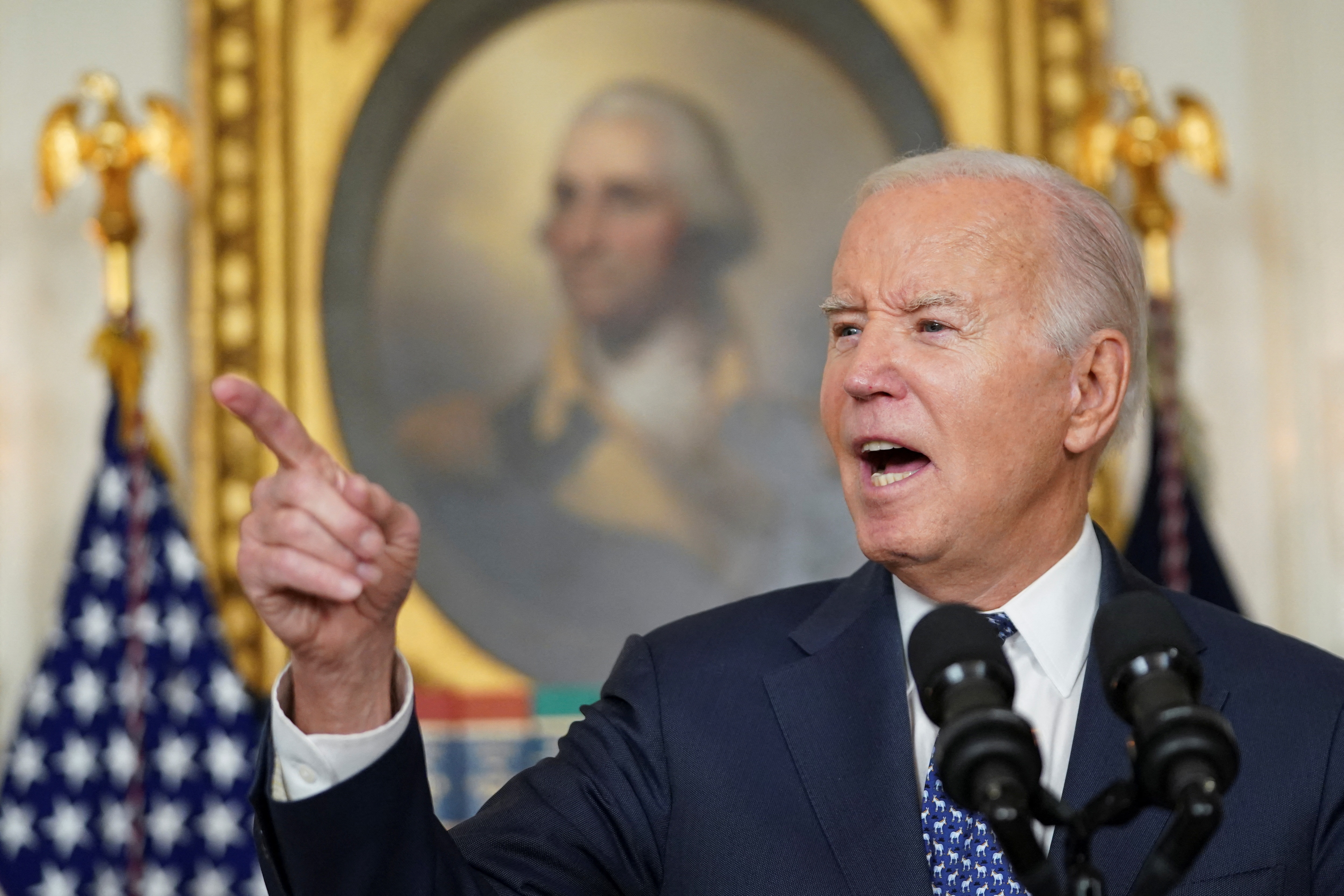 Biden points at reporter during press conference 