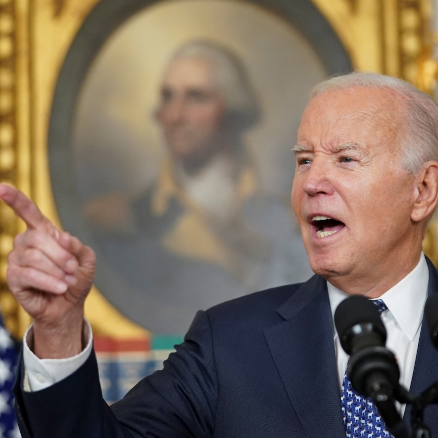 Biden points at reporter during press conference 