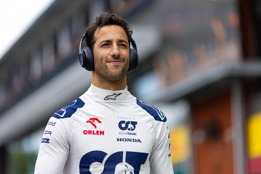 Daniel Ricciardo facing possible surgery on broken wrist after F1 crash ...