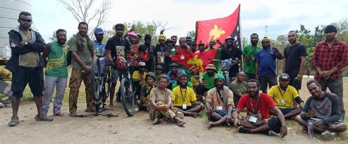 Grup wokabaut bihain lekmak blong papa blong ol