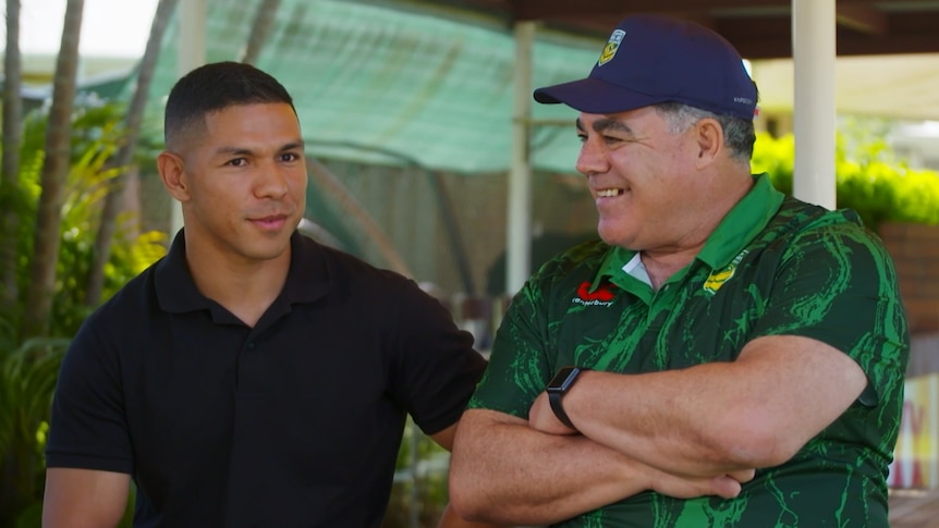 Former PNG Kumuls captain David Meade chats to Australian Kangaroos coach Mal Meninga.